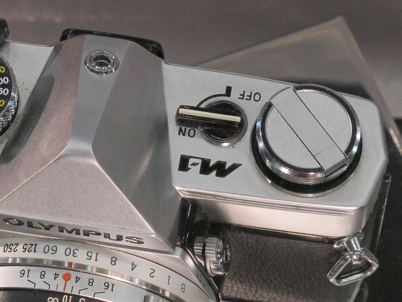 E-M1（左）の電源レバーやドライブボタンの部分は、M-1（右）などの電源レバーおよび巻き戻しノブをモチーフにしたデザインとなっている。