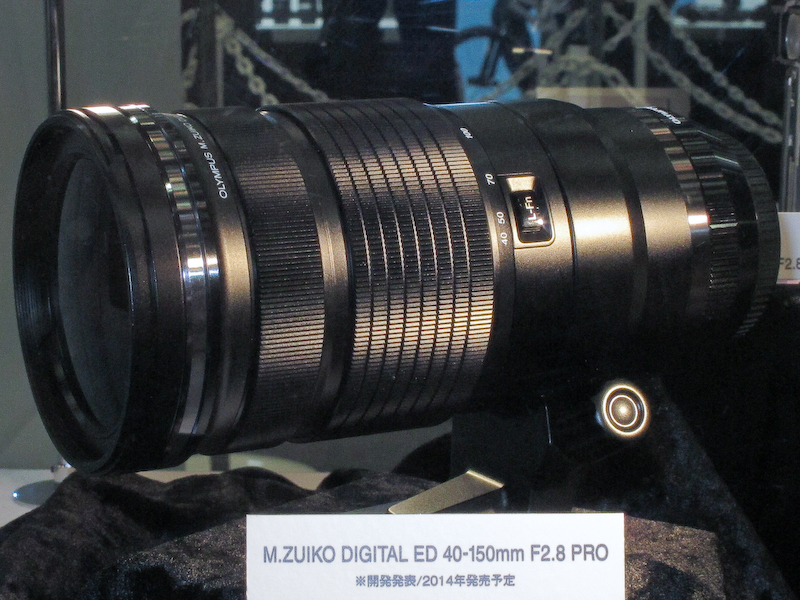 開発発表した大口径望遠ズームレンズ「M.ZUIKO DIGITAL ED 40-150mm F2.8 PRO」のモックアップもケース内に展示していた。