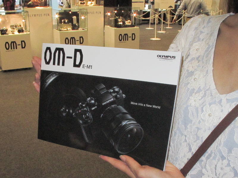 来場者には49ページからなるE-M1のカタログなどを配布した。