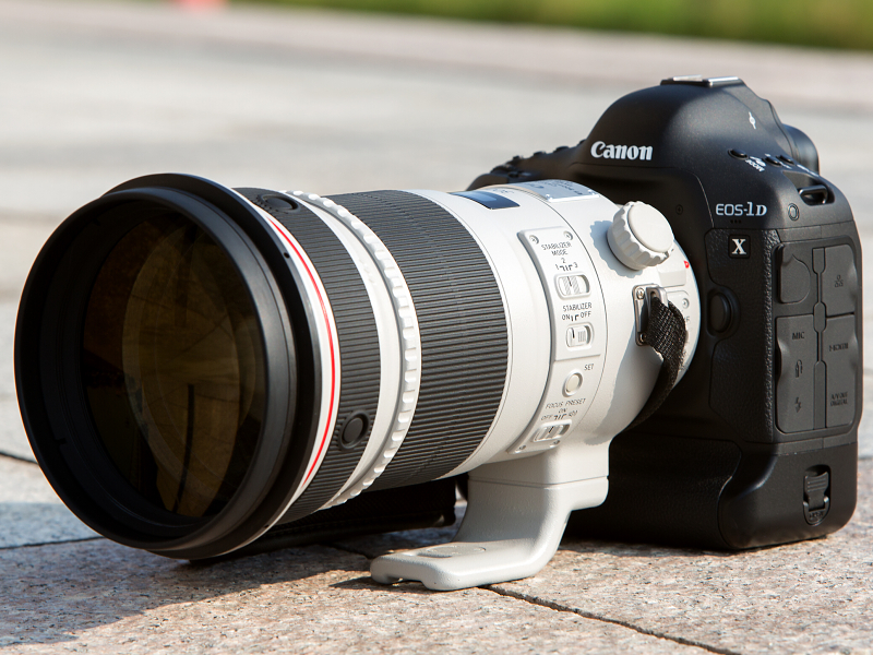 EOS-1D Xに装着したところ。発売は2011年8月。実勢価格は67万3,800円前後。