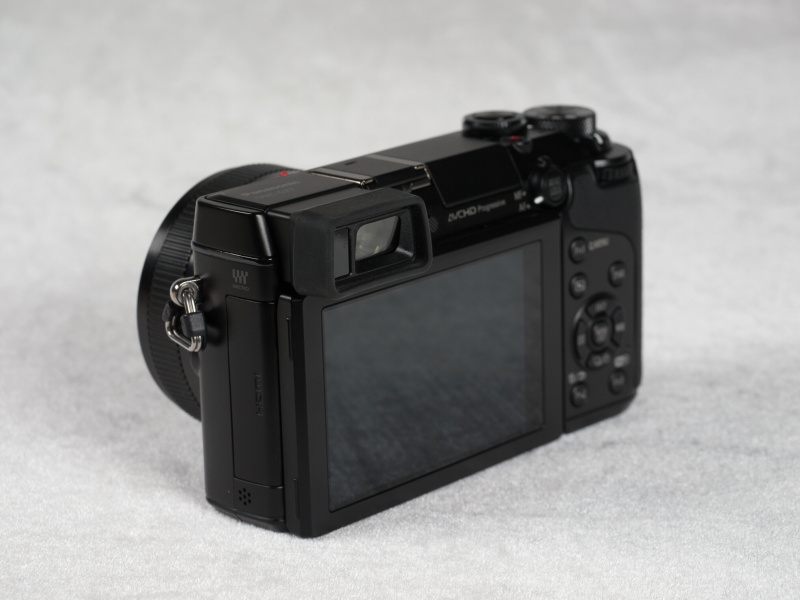 EVFは水平から上方90度までのチルトが可能。液晶モニターは上方約80度、下方約45度の範囲でチルトが可能だ。EVFの左側にアイセンサーが備わり、アイセンサーをオンにしておくとEVFと液晶モニターの表示が自動で切り替わる。