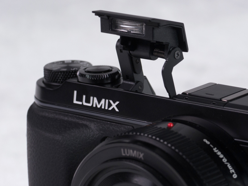 GN7相当（ISO200・m）の内蔵フラッシュ。EVFの右側にあるフラッシュOPENレバーで手動ポップアップする。