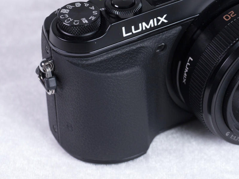 このボディサイズのカメラにしては大きめのグリップ部。手の大きな男性でもしっかりと握れる形状だ。