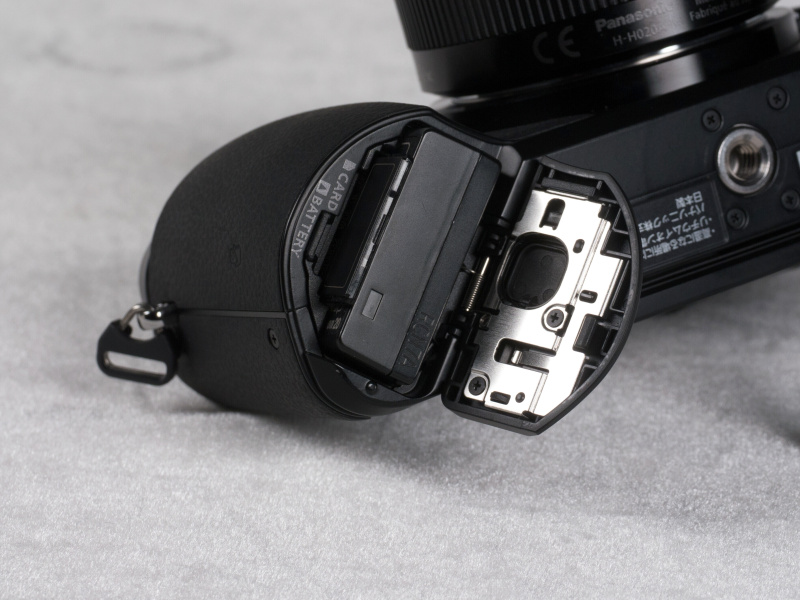 グリップ部の底面にはバッテリー室&amp;SDカードスロットが備わる。