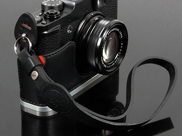 ネックストラップが付属する。