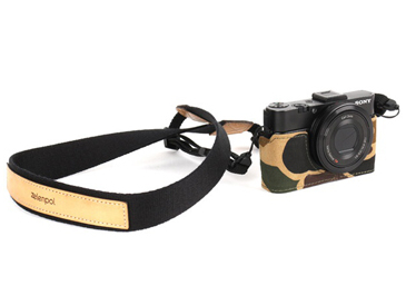 ZEL-RX100MK2-CFのみネックストラップが付属する。