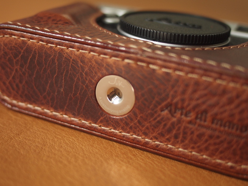 底部に三脚穴を備える