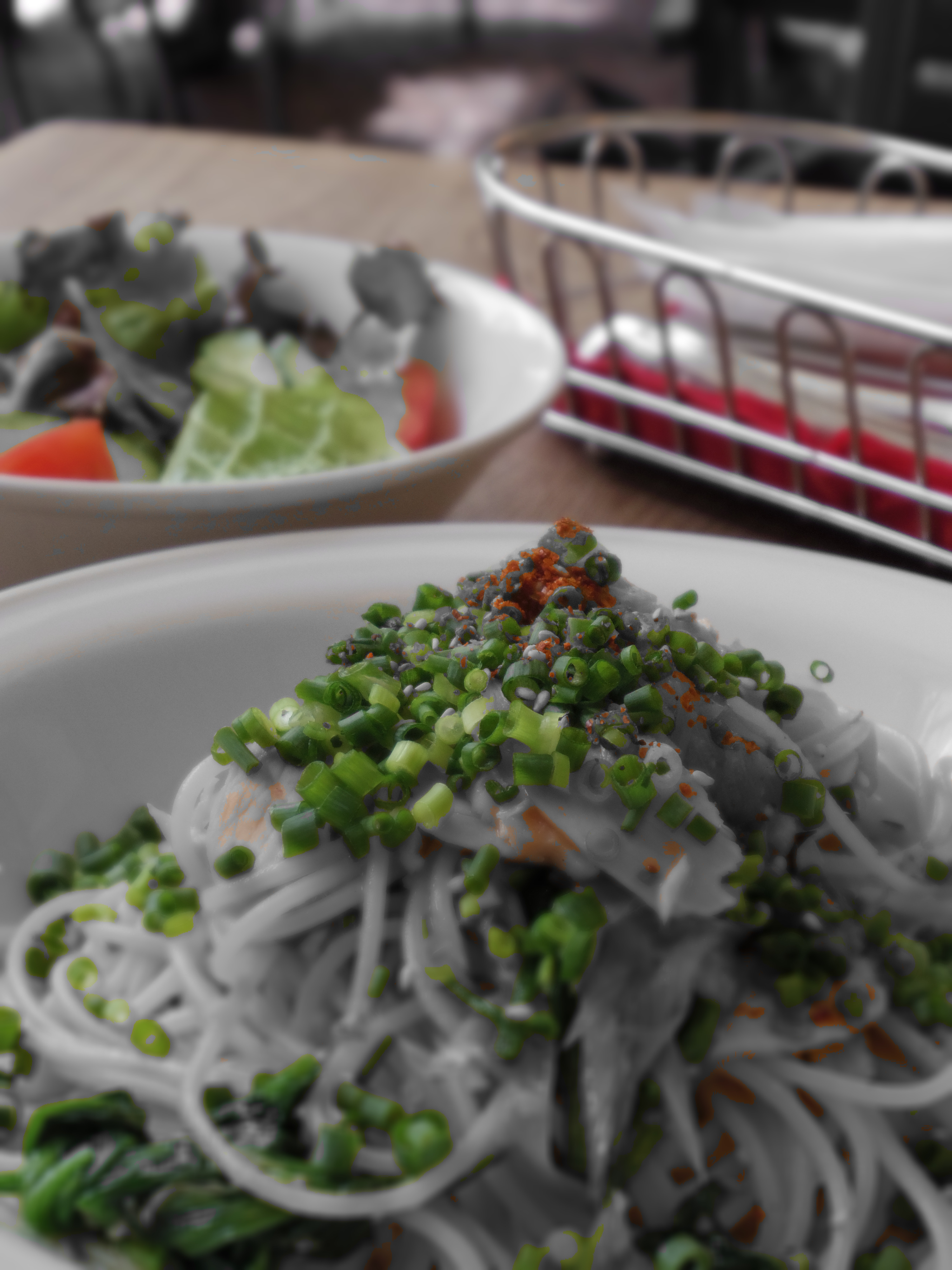 デジタルフィルター：ミニチュア+緑と赤の色抽出。色抽出で遊んでみたら……パスタがソバ色になりました(笑)。01 STANDARD PRIME / 1/100秒 / F4.5 / 0EV / ISO400 / 絞り優先AE / WB：オート / 15mm