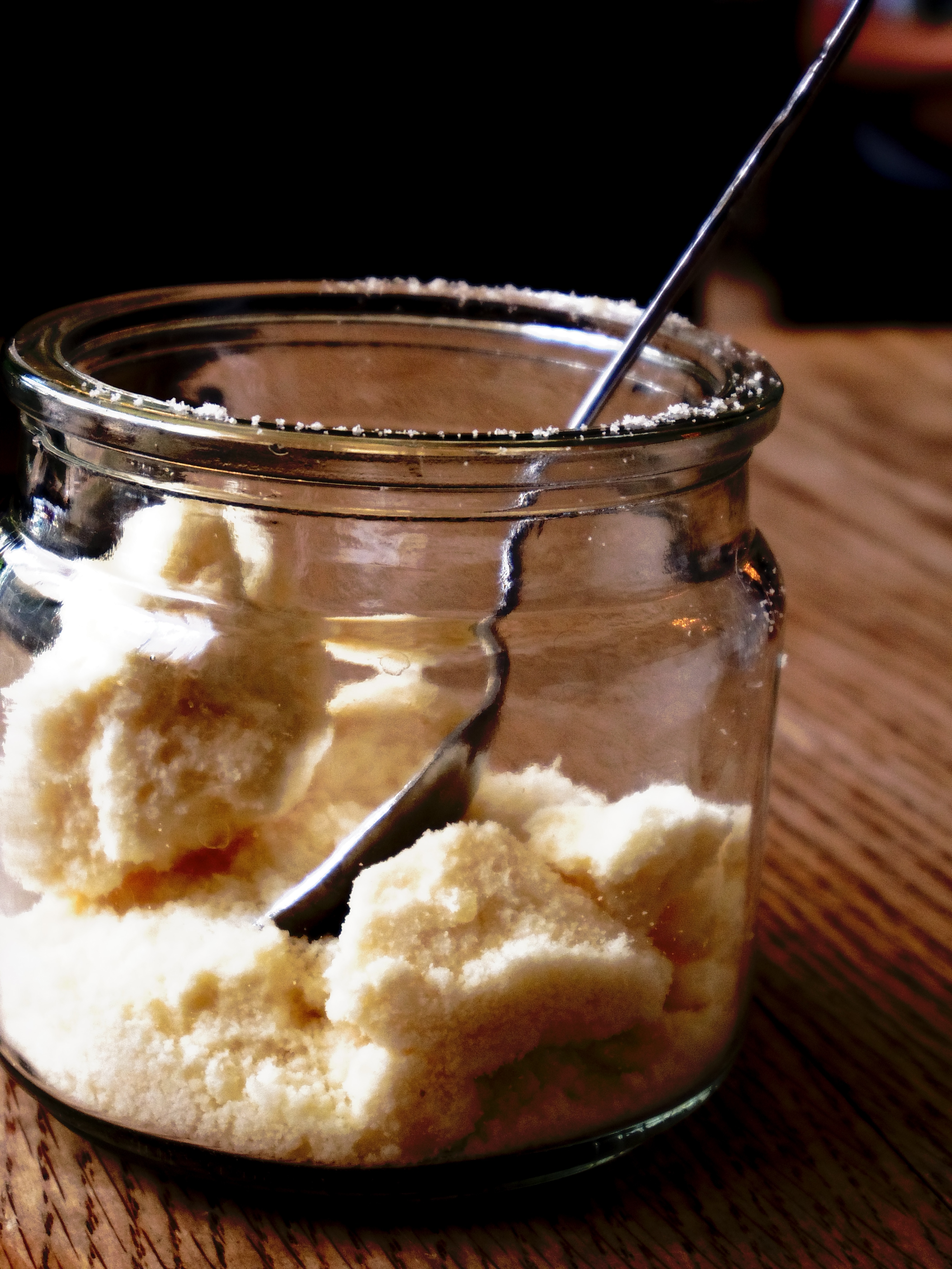 デジタルフィルター：ハイコントラスト。テーブルの粉チーズをドラマチックに! 01 STANDARD PRIME / 1/100秒 / F4.5 / 0EV / ISO400 / 絞り優先AE / WB：オート / 15mm