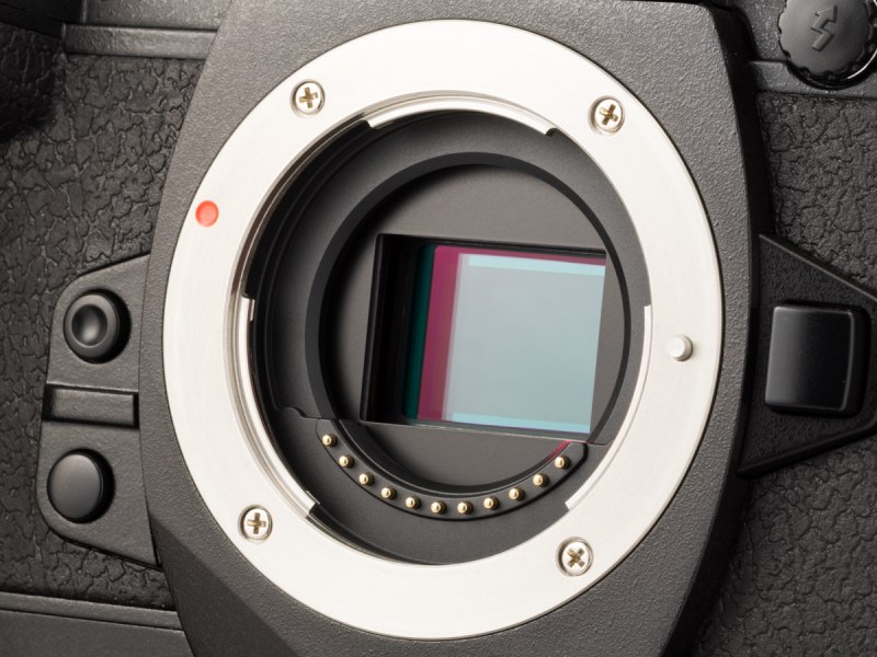 撮像素子は有効1,628万画素のLive MOSセンサー。ローパスフィルターレス仕様。37点の位相差検出AF用の測距画素を内蔵している。