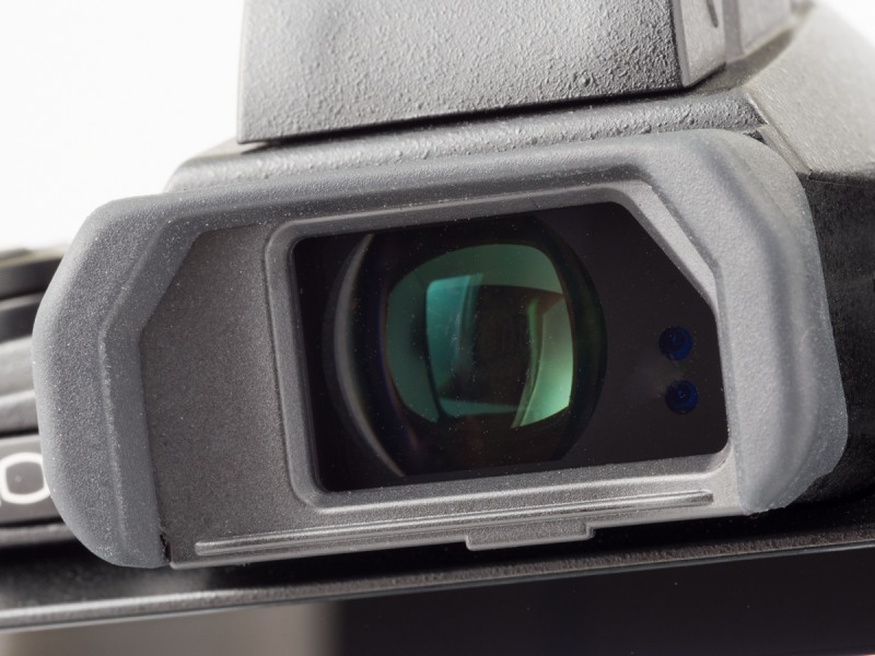 内蔵EVFの接眼部。右側に見える2つの黒い小さな丸いのがアイセンサー。約236万ドットの解像度で倍率は1.48倍。