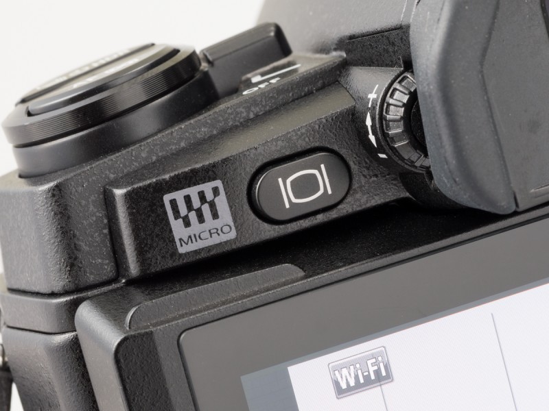 接眼部左側のボタンで液晶モニターとEVFの切り替えが可能。長押しすると「EVF自動切換設定」が表示される。