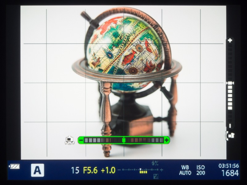 （参考）ファインダー内（水準器表示時）の映像。表示のスタイルはE-M5と同じだが、倍率が高いのでファインダー像が見やすい。