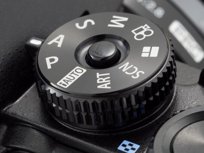 中央のボタンが押し込まれた状態でロック、飛び出した状態で解除となる。こちらはロック中の状態だ。