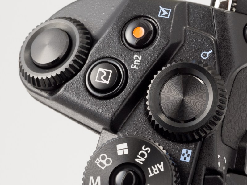 右手側上面の操作部はいたって今風。フロントとリアのダイヤルのあいだの「Fn2」「ムービー」ボタンは機能のカスタマイズが可能だ。