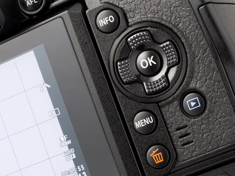 背面の十字ボタンは形状が変更された。個人的にはE-M5のものより押しやすくなったと感じる。