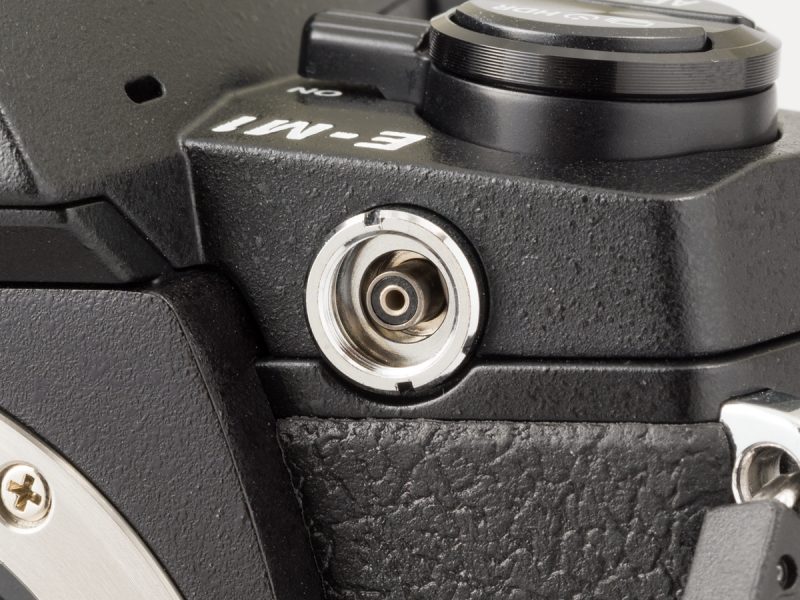 オリンパスのマイクロフォーサーズ機としては初となるシンクロターミナルを装備した。