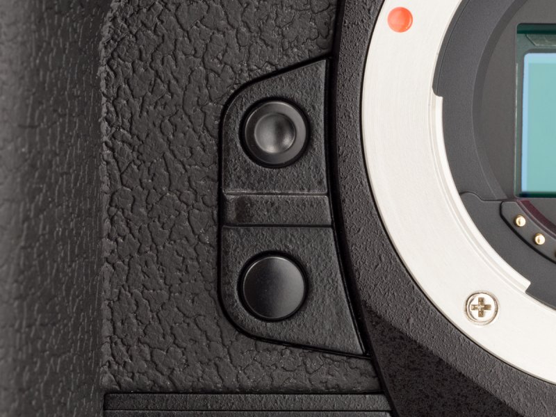 前面右手側に2つのボタンが新設されている。何を割り付けようか悩むぐらいにボタンが多い。