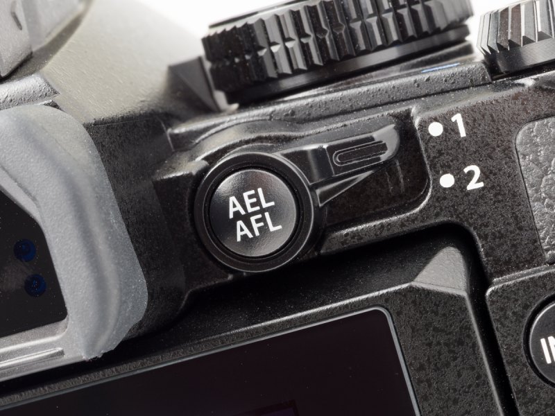 接眼部右脇の「AEL/AFL」ボタンの外周には、E-P5にも搭載されている「2×2ダイヤルコントロール」のレバーがある。