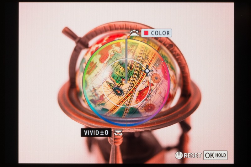 フロントダイヤルで色相、リアダイヤルで彩度を設定する。追求し出すとはまりそうな機能だ。