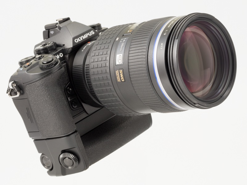 「フォーサーズアダプターMMF-3」を介して「ED 14-35mm F2 SWD」を装着した状態。このぐらいのレンズだと、HLD-7があったほうが持ちやすくなる。