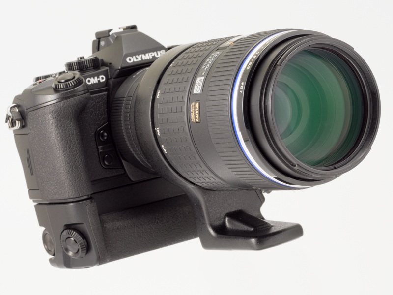 こちらは「ED 50-200mm F2.8-3.5 SWD」を装着した状態。