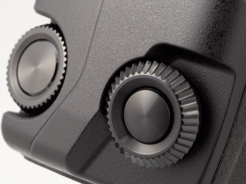 HLD-7のシャッターボタンと2つのダイヤル。