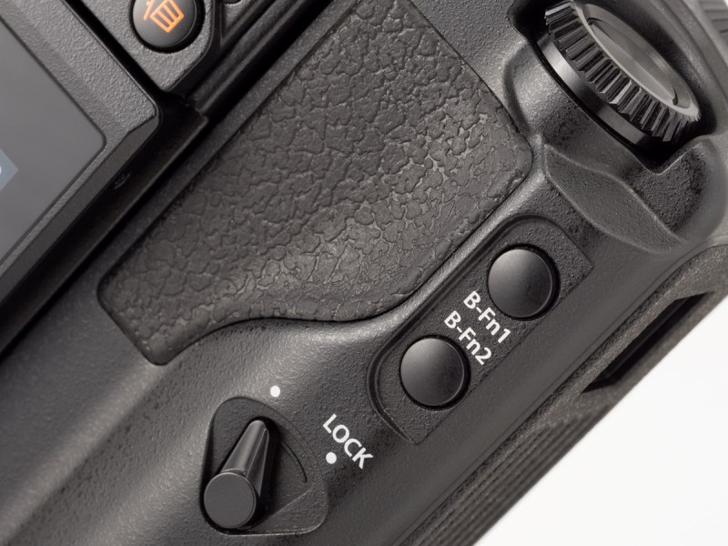 背面側には「B-Fn1」「B-Fn2」ボタンがあり、機能のカスタマイズが可能だ。