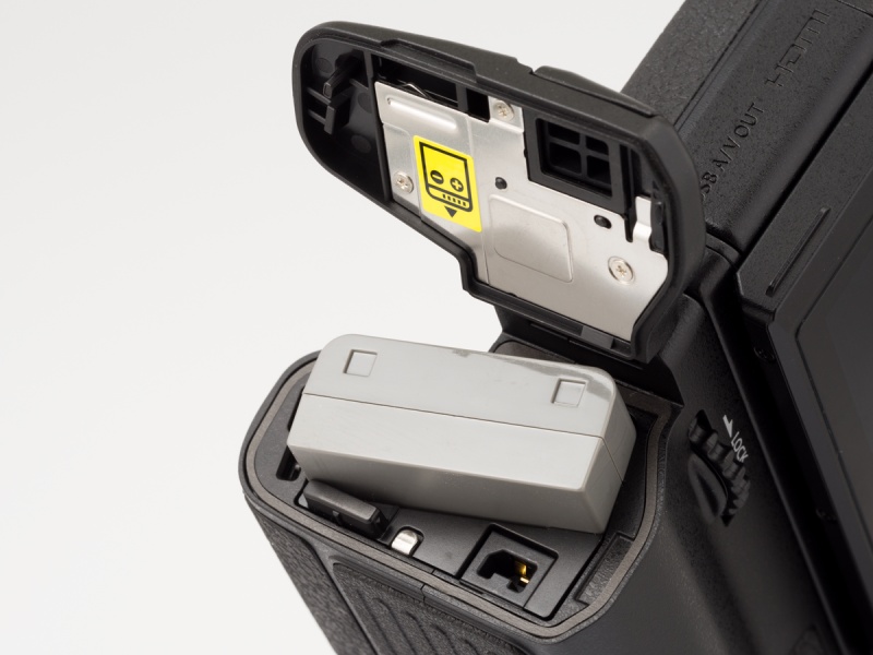 HLD-7の電池室。右下に見える穴はACアダプター用の端子。