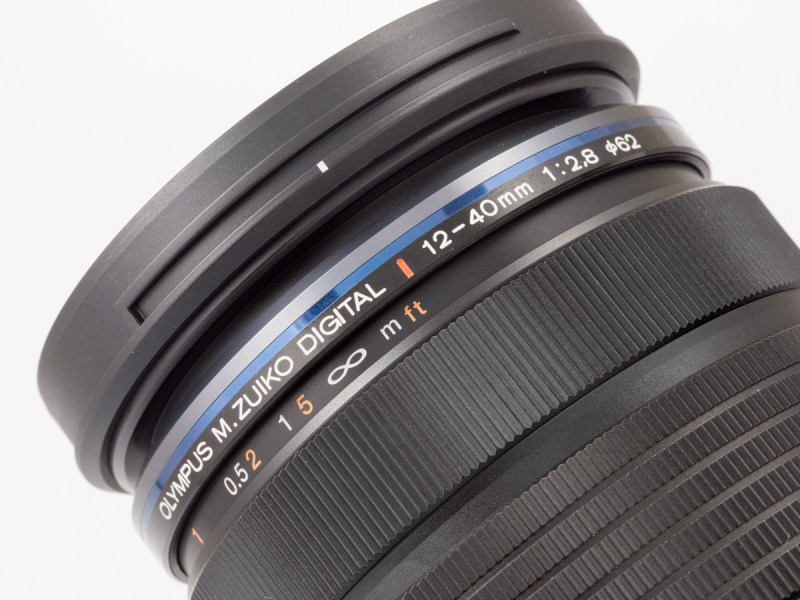 マウント側にスライドさせるとMFに切り替わる。ただし、写真を見て分かるとおり、無限遠よりも行きすぎるのが残念なところだ。