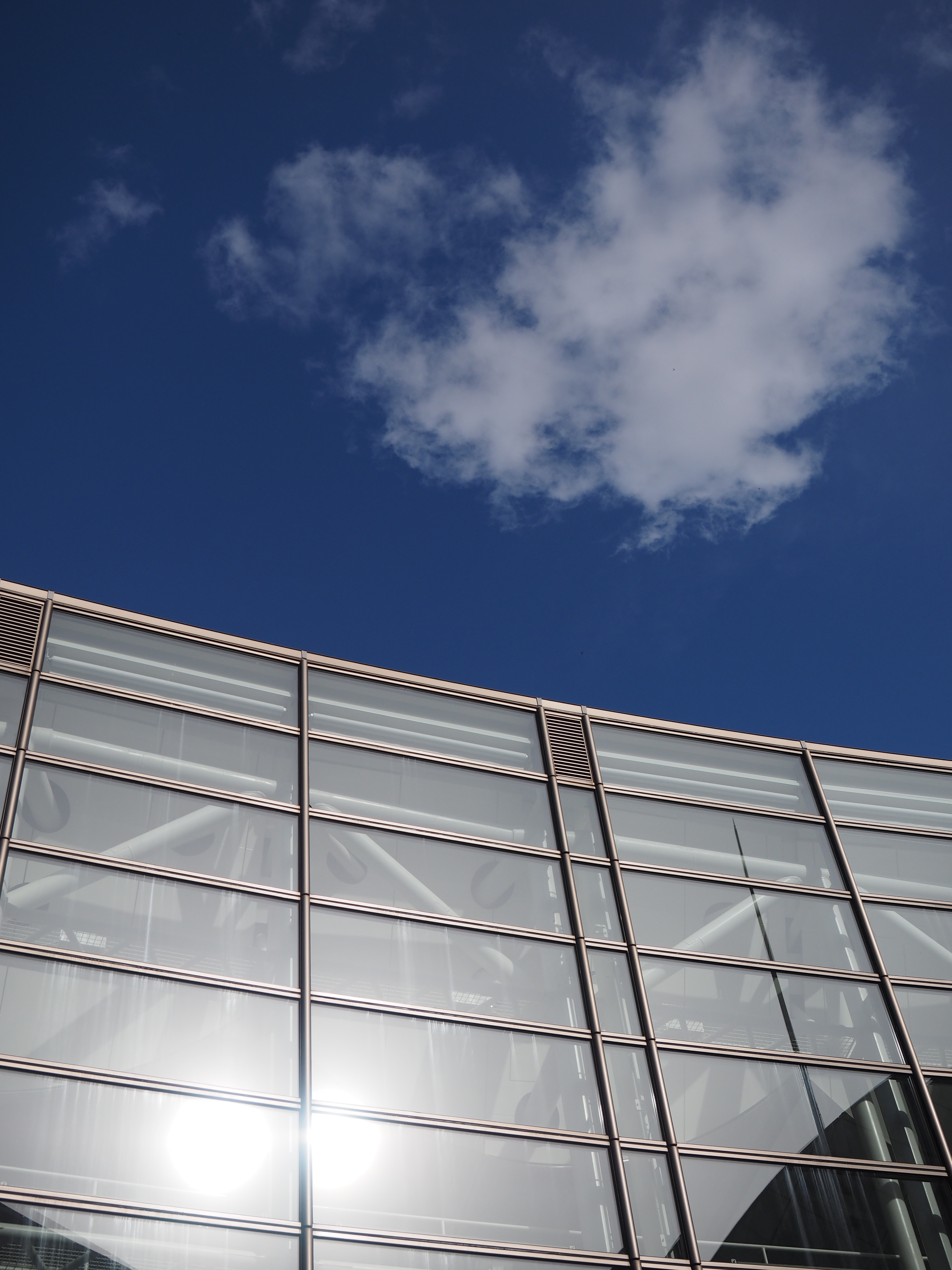 「ZEROコーティング」のおかげで、画面内に強い光源が入ってもゴーストやフレアにお目にかかることはほとんどない。 / E-M1 / M.ZUIKO DIGITAL ED 12-40mm F2.8 PRO / 3,456×4,608 / ISO200 / F3.5 / 1/5,000秒 / 21mm