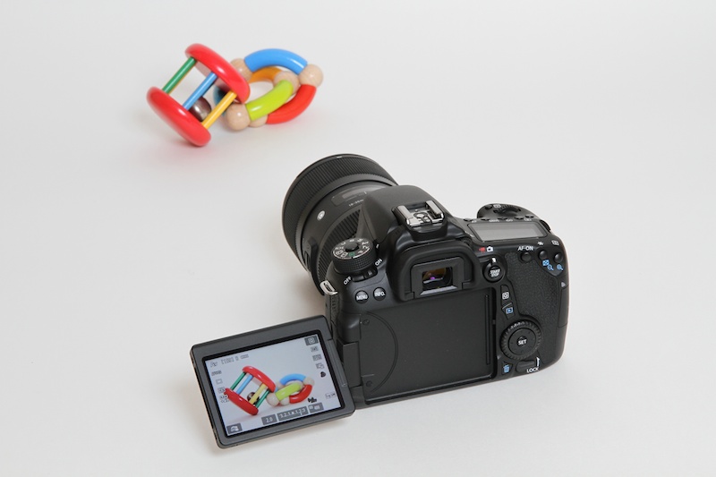 赤ちゃんを撮るには、バリアングル液晶モニターと、ハイブリッドCMOS AFによる高速ライブビューAFの組み合わせがとても便利