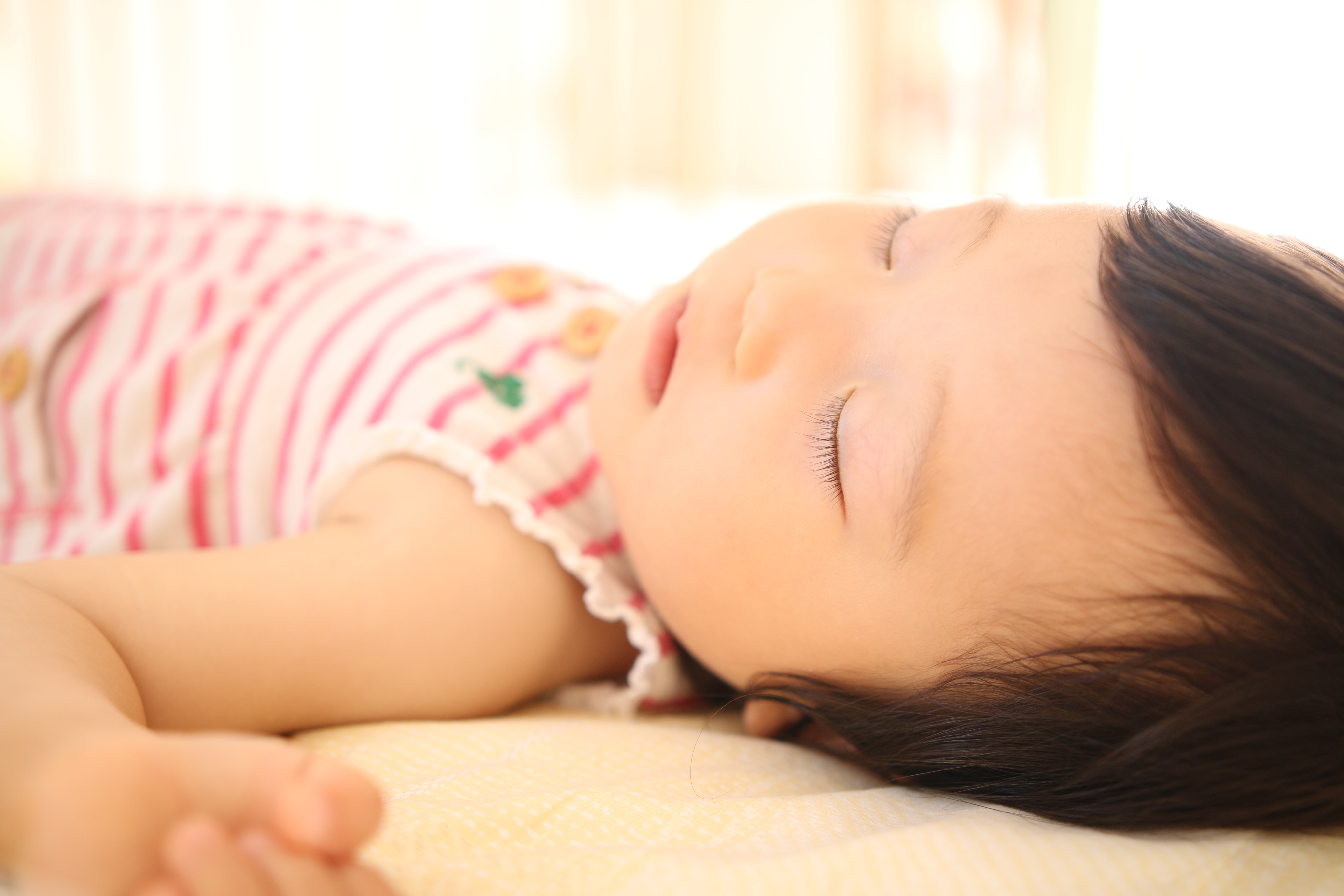 絞り開放のF1.8を選択しました。まつ毛にピントを合わせていますが、拡大するとその解像度の高さに驚きます。また、室内で明るく写したいとき、感度を低く抑えられるのも嬉しい点です。EOS 70D / SIGMA 18-35mm F1.8 DC HSM / F1.8 / 1/60 / ISO100 / +2.33EV / 26mm