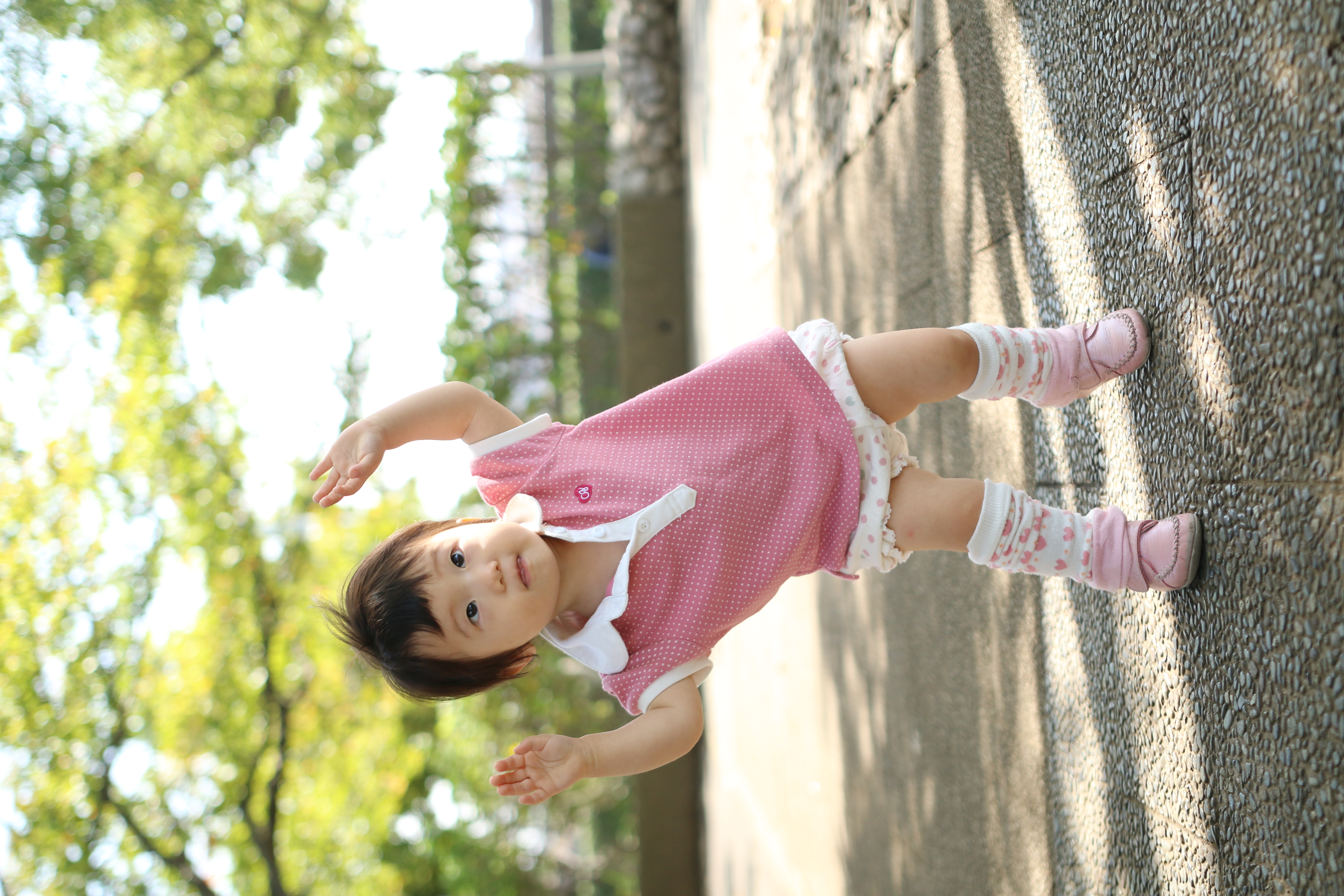 公園に流れる音楽に合わせて踊りはじめました。子どもの仕草はとてもユーモラスなので、ぜひ写真に残しておきたいものです。絞り開放ではシャッター速度が1/1,000秒まで上げられたので、被写体ブレを防ぐことができました。EOS 70D / SIGMA 18-35mm F1.8 DC HSM / F1.8 / 1/1,000 / ISO100 / +2.3EV / 35mm