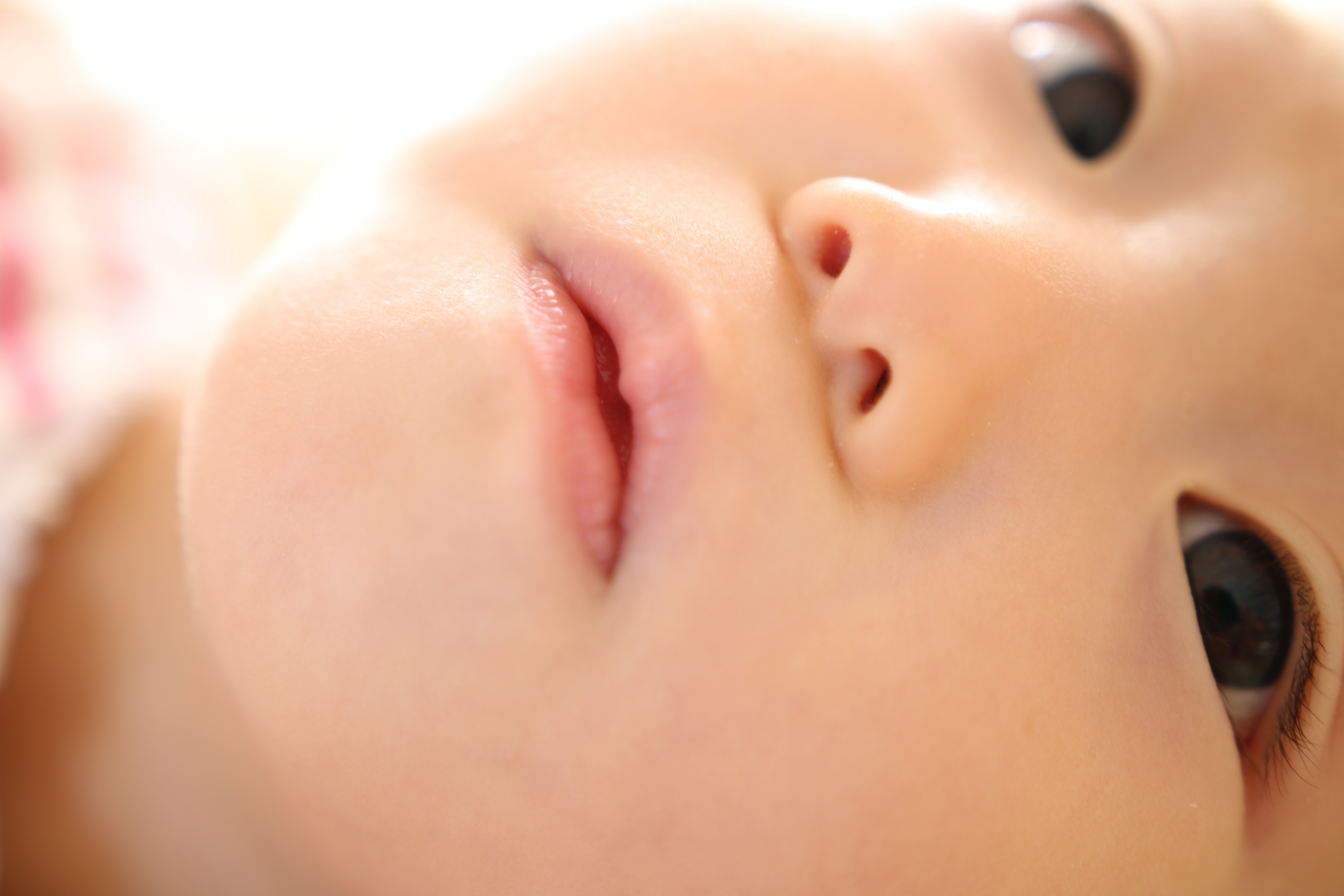 顔をどアップで撮影しました。最短撮影距離付近で絞り開放にして撮影すると、被写界深度はわずか数mm。それでも角度をうまく調整すれば、くちびる、鼻先、まつげのすべてにピントが合います。EOS 70D / SIGMA 18-35mm F1.8 DC HSM / F1.8 / 1/30 / ISO100 / +1.7EV / 35mm