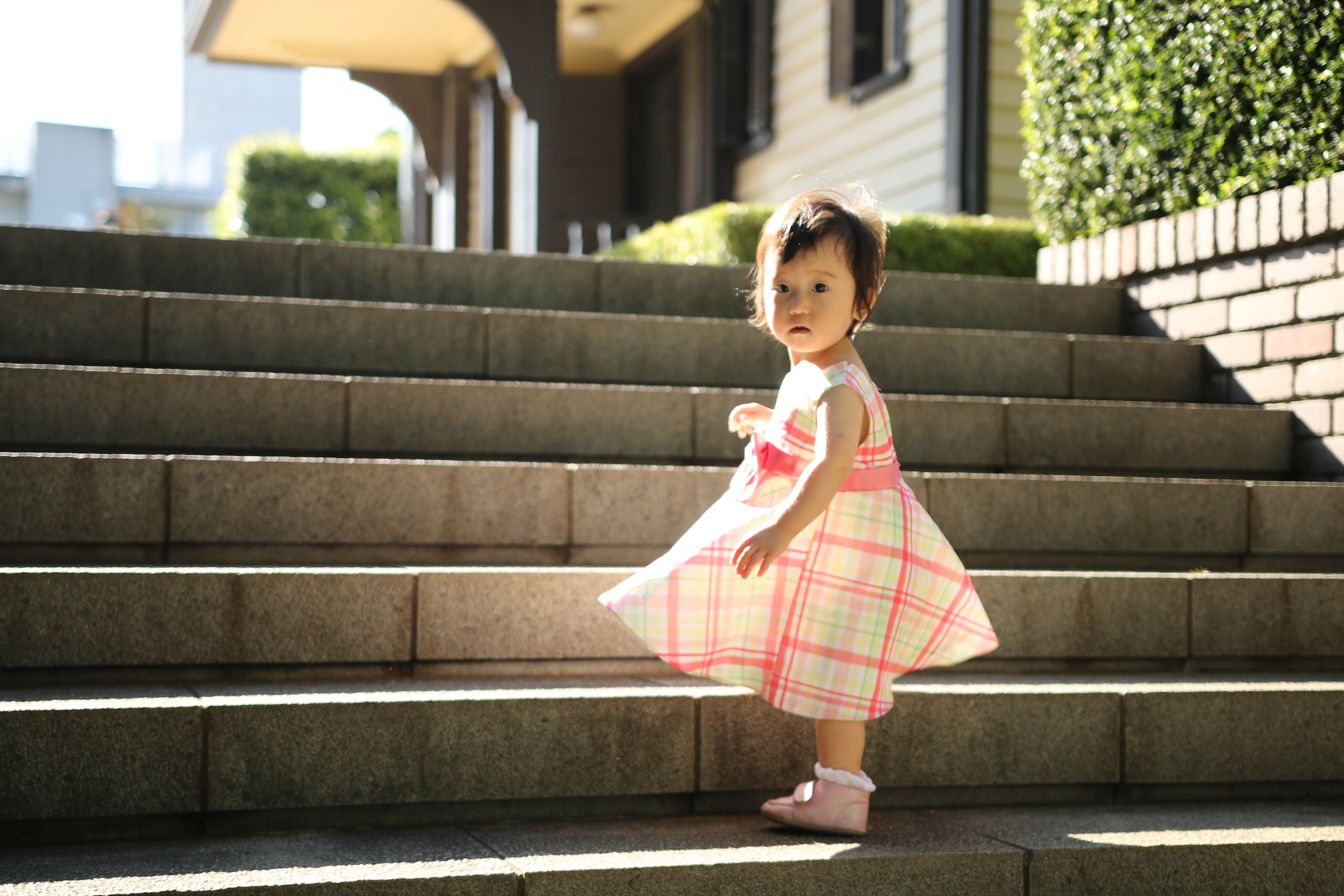 ドレスが光を透過し、髪の毛が輝く。逆光の光は被写体を美しく見せてくれます。この場合は画面の左上に太陽がありました。レンズの表面に光を受けるとフレアが発生するので、レンズ面が影になるよう、私だけ木の陰に入り込んで撮影しています。EOS 70D / SIGMA 18-35mm F1.8 DC HSM / F1.8 / 1/640 / ISO100 / +1.3EV / 35mm