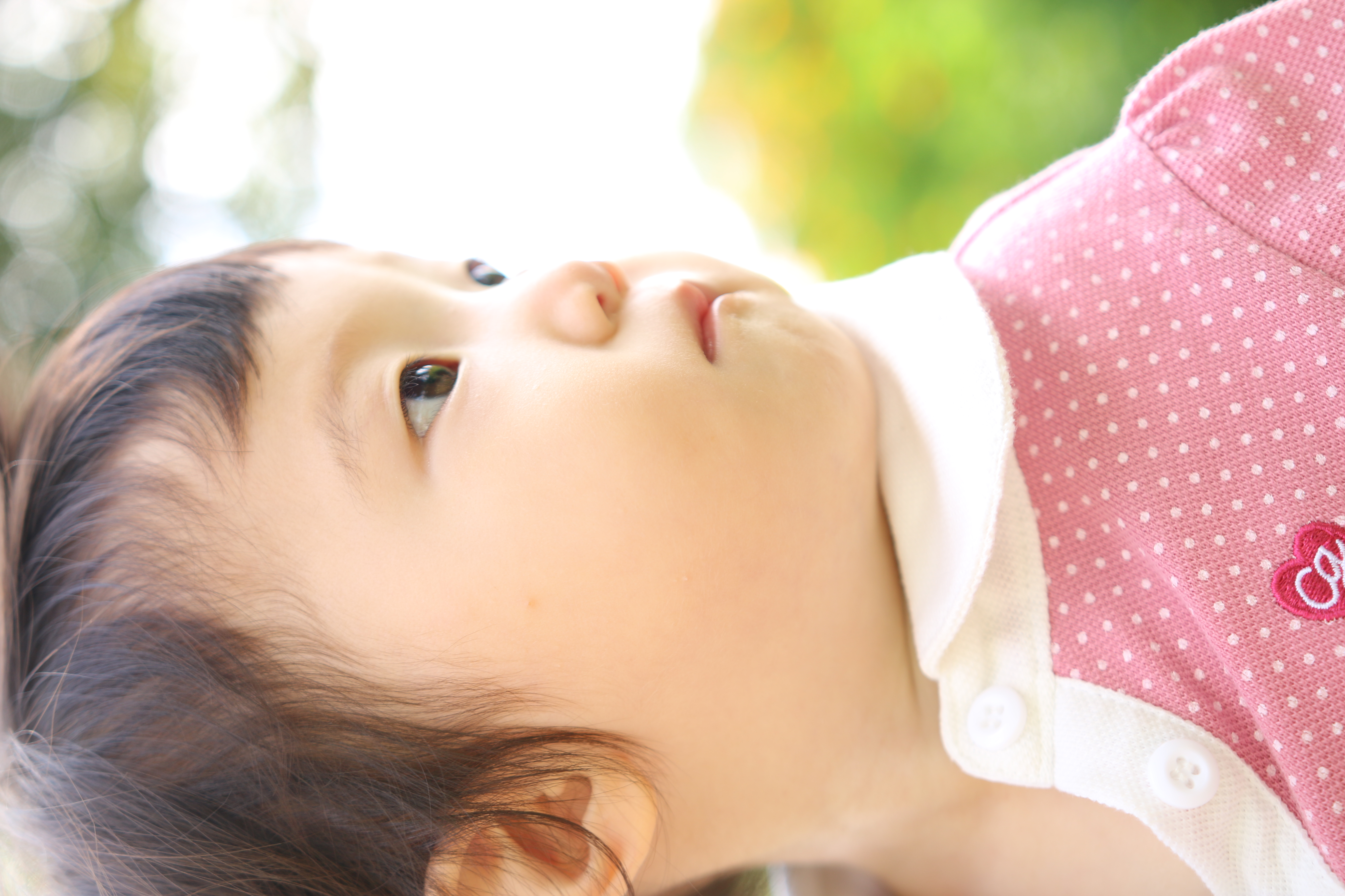 逆光だと顔が暗く写りがちですが、露出補正をプラスにすれば明るく写せます。むしろ全面が影になるので、顔の凹凸が滑らかに。丸ぼけの形の美しさも特徴です。EOS 70D / SIGMA 18-35mm F1.8 DC HSM / F2.2 / 1/250 / ISO100 / +2.3EV / 35mm