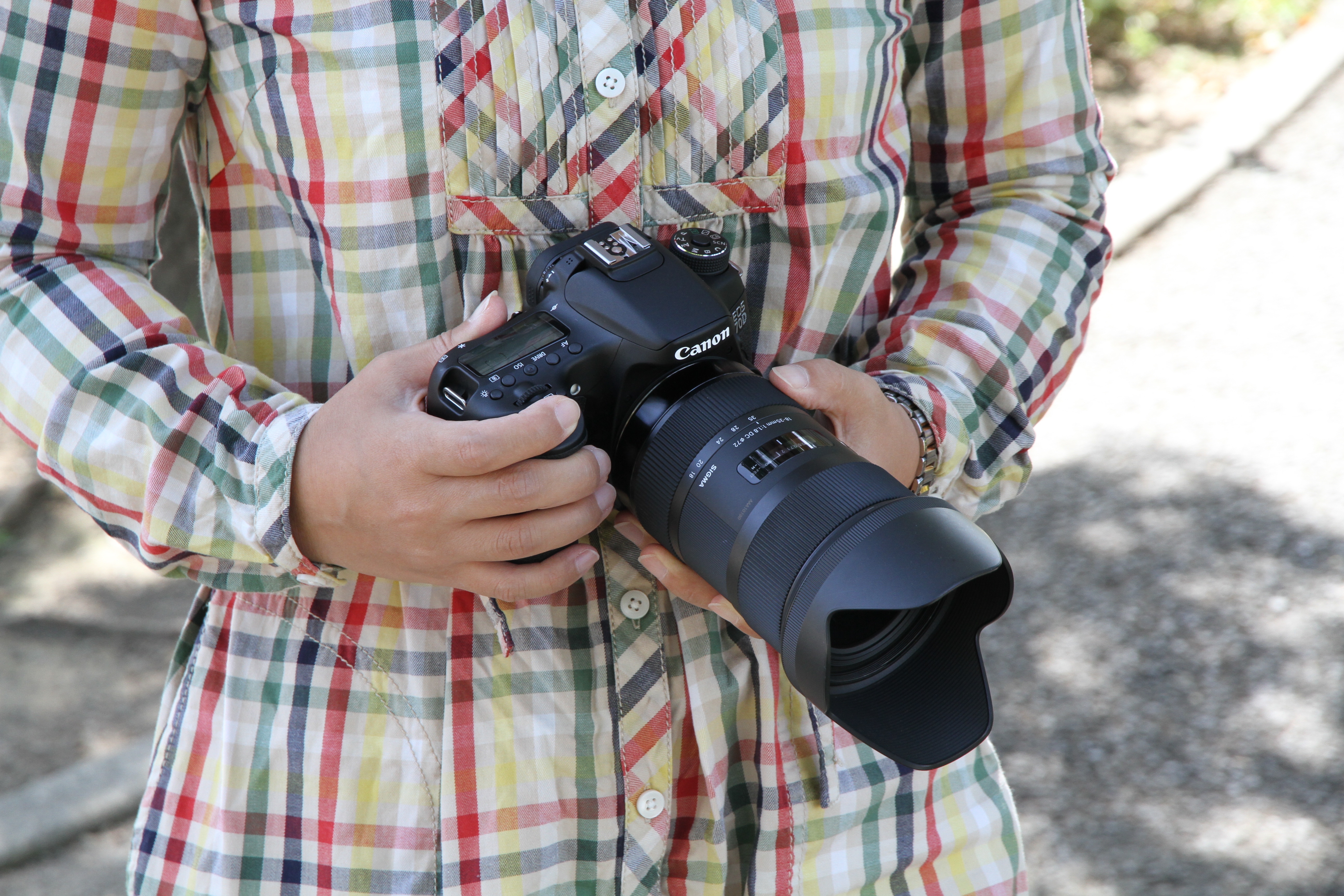 ミドルクラスのボディとしては小柄なEOS 70D。ちょっと前方が重いものの、本レンズとのマッチングは悪くないです。