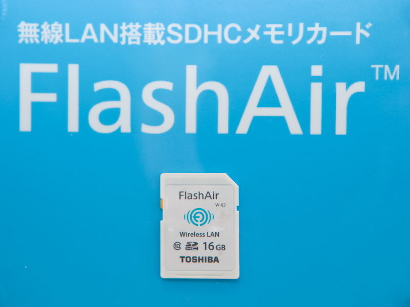 FlashAirを利用すると、デジタルカメラの画像をスマートフォンやタブレットに無線転送することができる。
