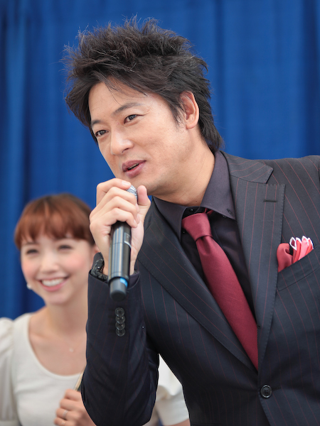 細川さんは報道陣のカメラが気になり身を乗り出して見る場面も。