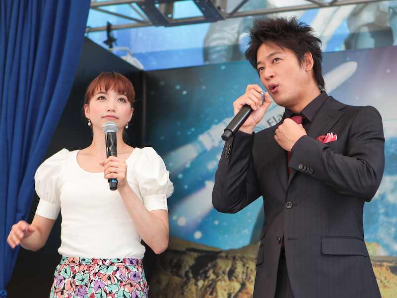 イベントに登場した細川茂樹さん（右）と豊田エリーさん（左）