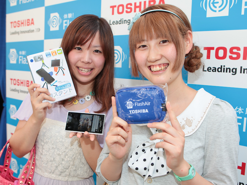 参加者にはポーチまたはミニ三脚がプレゼントされた。