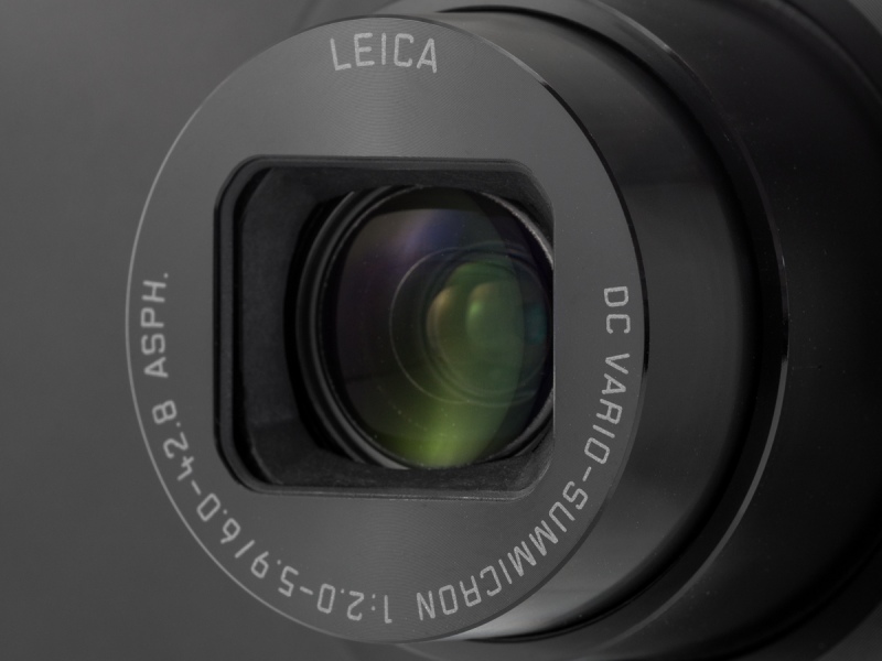 搭載レンズは28-200mm相当のライカDCバリオ・ズミクロン。開放F値は広角端がF2と明るいが、望遠端はF5.9と平凡だ。