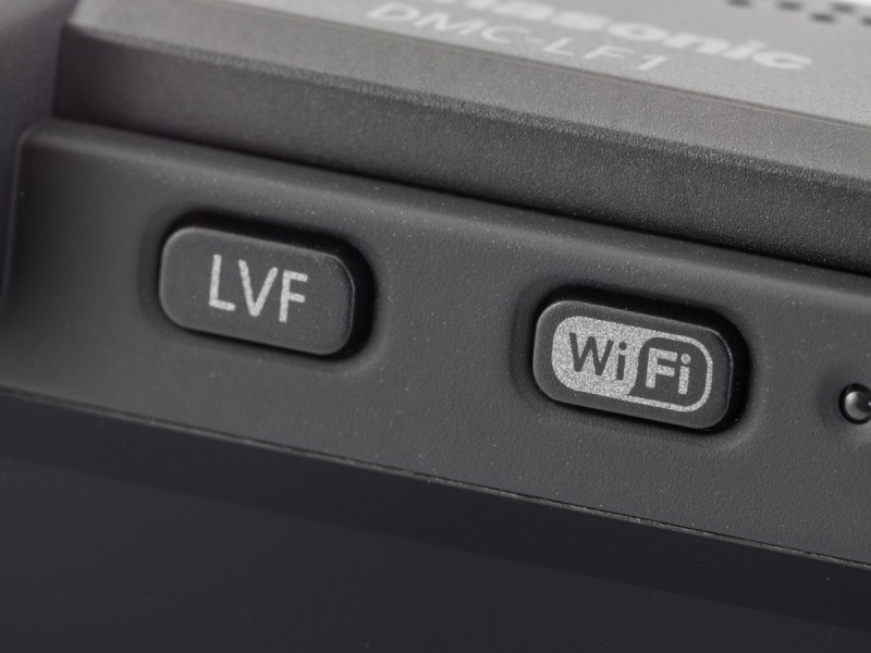 EVF接眼部右のボタンでEVFとモニターの切り替えを行なう。その右側のボタンはWi-Fi機能を使用するためのもの。