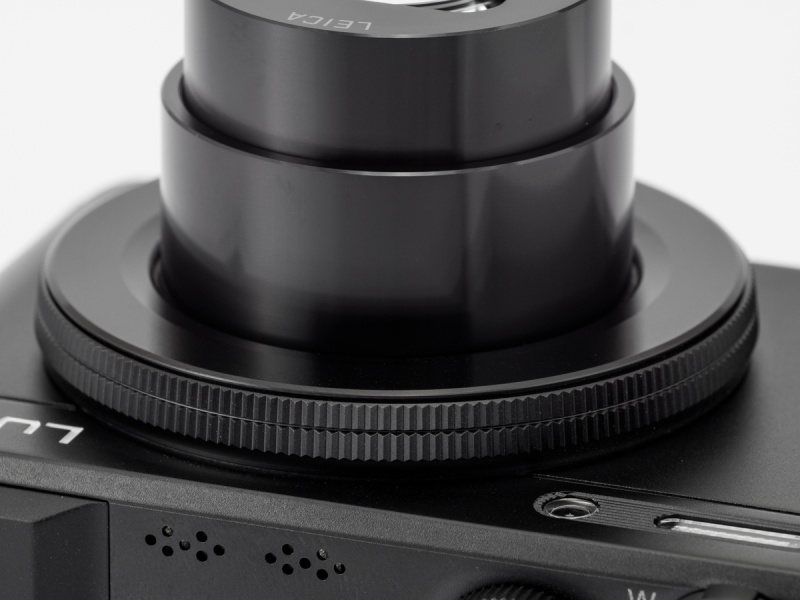 レンズ基部にあるコントロールリング。わりとしっとり系のクリックがあって、操作感は上々だ。