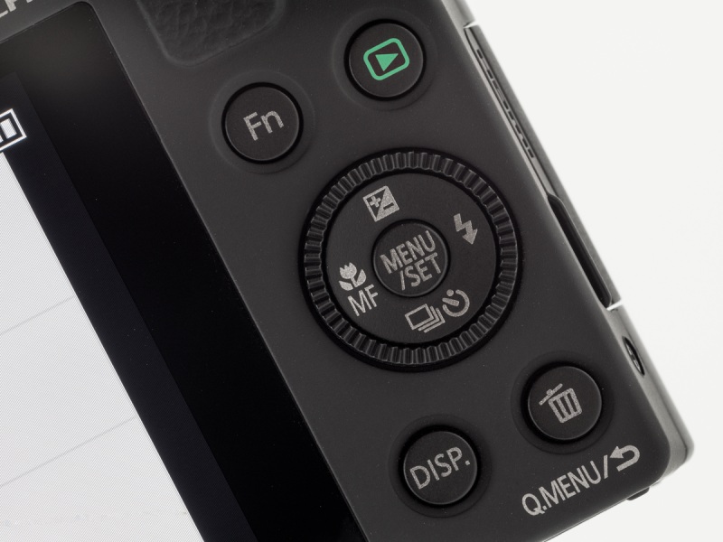 背面の操作部。カーソルキーの外周部はホイール状のコントロールダイヤル。左上のFnボタンはカスタマイズが可能だ。