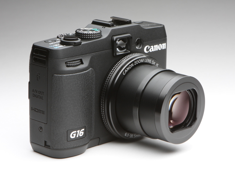 左よりテレ端、ワイド端、レンズ収納時となる。望遠端まで明るいレンズの前玉は大きく、鏡筒もPowerShot S120などにくらべ太い。