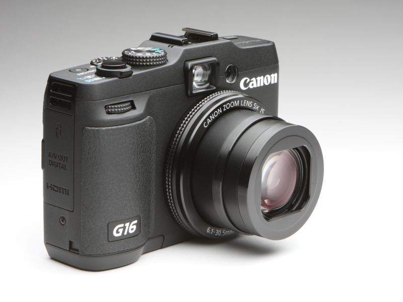 左よりテレ端、ワイド端、レンズ収納時となる。望遠端まで明るいレンズの前玉は大きく、鏡筒もPowerShot S120などにくらべ太い。