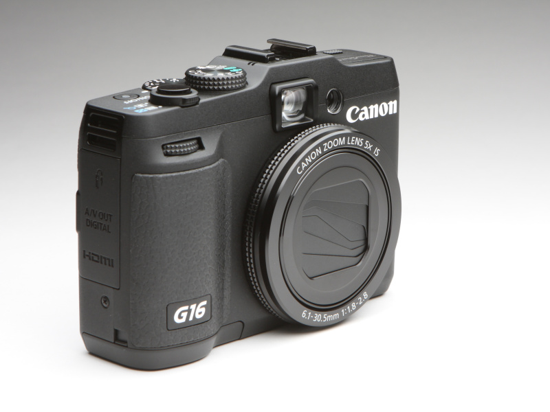 左よりテレ端、ワイド端、レンズ収納時となる。望遠端まで明るいレンズの前玉は大きく、鏡筒もPowerShot S120などにくらべ太い。