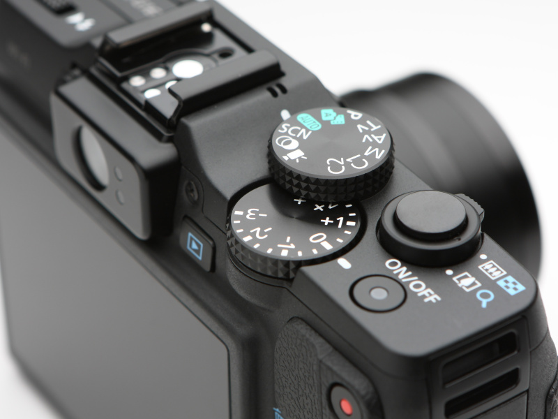 カメラ上部には、モードダイヤルと露出補正ダイヤルが重なった2段ダイヤルを備える。露出補正ダイヤルは操作感がよく、素早い設定を可能とする。